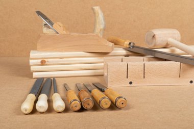 Ahşap bir arka planda yepyeni bir marangoz seti