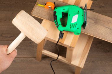 Zanaatkar yeni daireye kaplama döşeme kuruyor