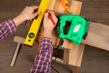 Zanaatkar yeni daireye kaplama döşeme kuruyor