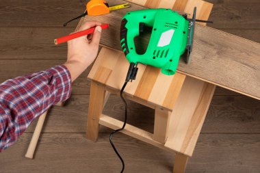 Zanaatkar yeni daireye kaplama döşeme kuruyor