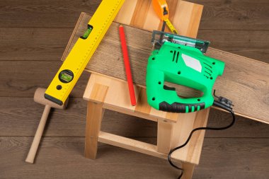 Zanaatkar yeni daireye kaplama döşeme kuruyor