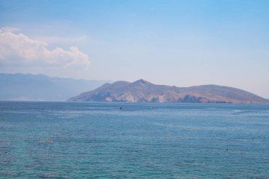 Adriyatik Denizi 'nin inanılmaz berrak suları, Hırvatistan' ın Krk Adası Limanı 