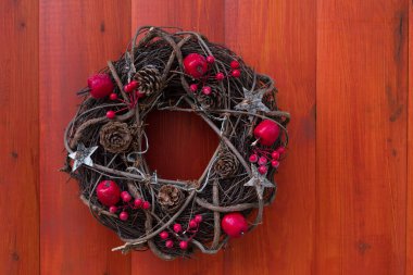 Ahşap kapıda güzel bir noel süsü.