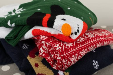 Noel tarzı örülmüş kazaklar evdeki dolapta, şenlikli kıyafetler. 