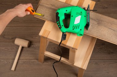 Zanaatkar yeni daireye kaplama döşeme kuruyor