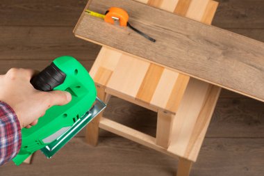 Zanaatkar yeni daireye kaplama döşeme kuruyor