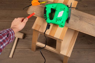 Zanaatkar yeni daireye kaplama döşeme kuruyor