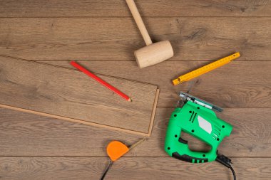 Zanaatkar yeni daireye kaplama döşeme kuruyor