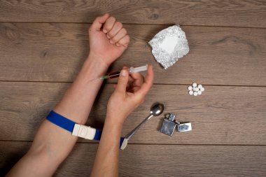 Uyuşturucu şırıngaları, eroin, tahta zeminde kaşık.,