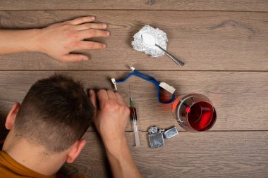 Uyuşturucu şırıngaları, eroin, tahta zeminde kaşık.,