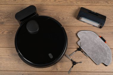 Yerde paspasla otomatik akıllı bir robot süpürge resmi.