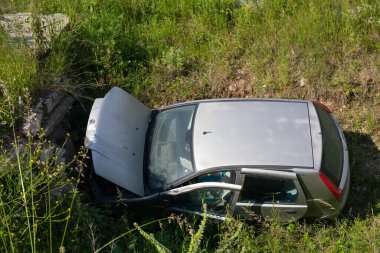 Terk edilmiş bir araba kırsal bir alanda parçalanmış.