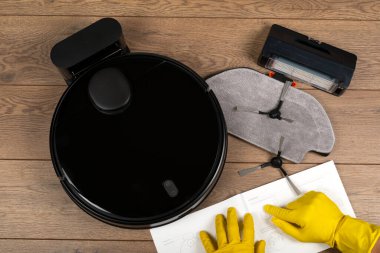 Yerde paspasla otomatik akıllı bir robot süpürge resmi.