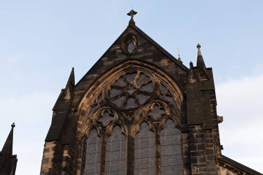 Eski bir İskoç kilisesinin resmi.