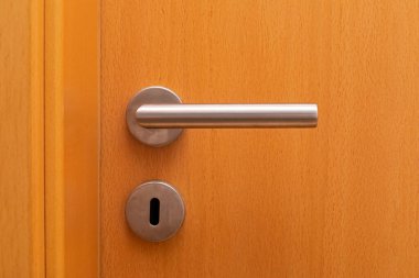 Ahşap kapı, paslanmaz kapı kolu ya da kolu 