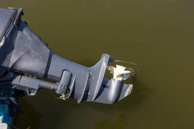 Gemiye monte edilmiş güçlü bir giriş resmi.