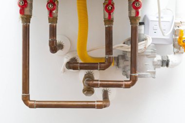 Bakır borular ve dalgalı ev merkezi ısıtma sistemi