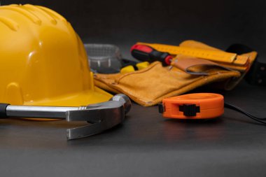 Siyah arkaplanda inşaat ekipmanı ve araçlarının resmi, üst görünüm 