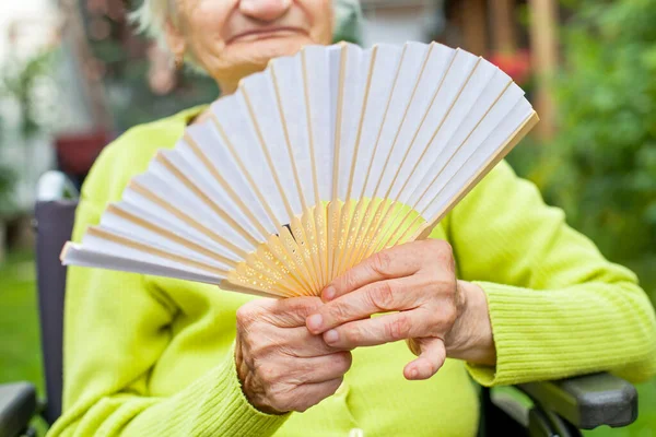 Mujer Mayor Sosteniendo Ventilador Ondulante Día Caluroso Verano — Foto de Stock