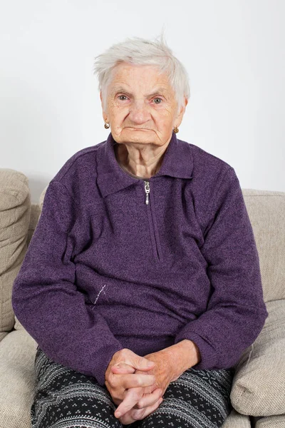 Porträtt Äldre Kvinna Som Sitter Soffan — Stockfoto