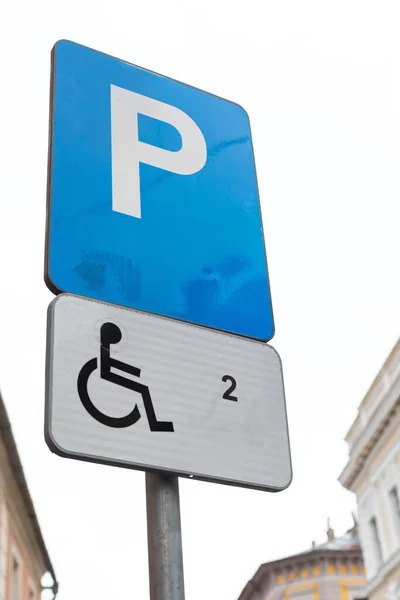 Znak Parkingowy Dla Zarezerwowanego Miejsca Dla Kierowcy Niepełnosprawnego — Zdjęcie stockowe