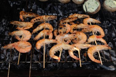 Kavurucu ızgarada kızarmış karides.