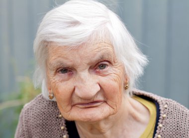 mutlu yaşlı kadın