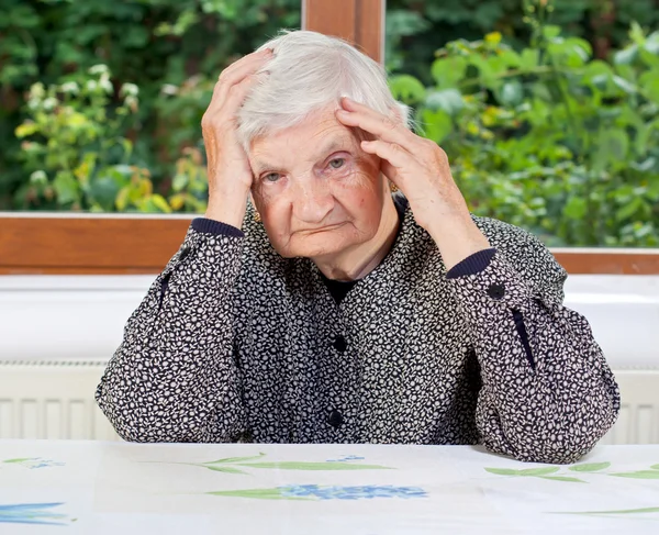 Mujer anciana infeliz — Foto de Stock