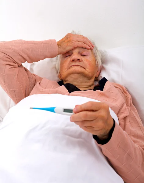 Mujer anciana enferma — Foto de Stock