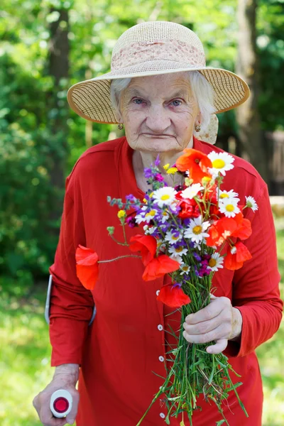 Пожилые люди с букетом — стоковое фото