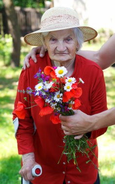 Bir buket ile yaşlı kadın