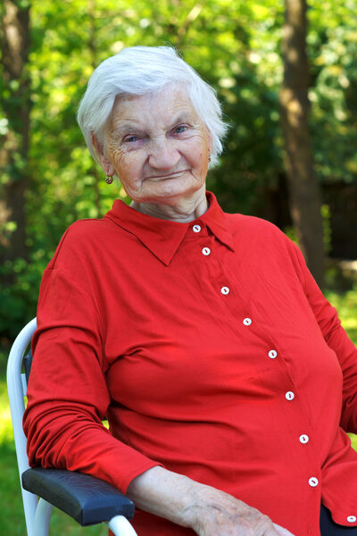 Счастливая пожилая женщина
