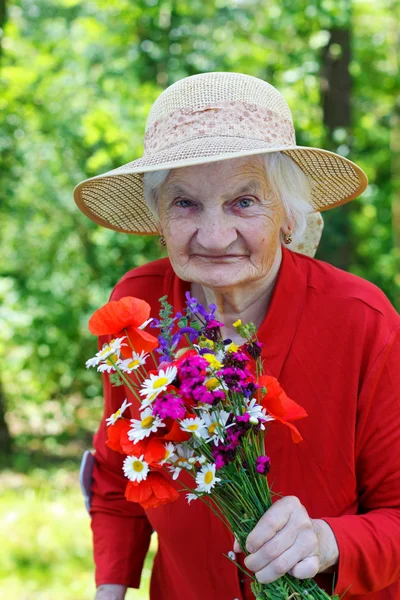 Senioren mit Blumenstrauß — Stockfoto