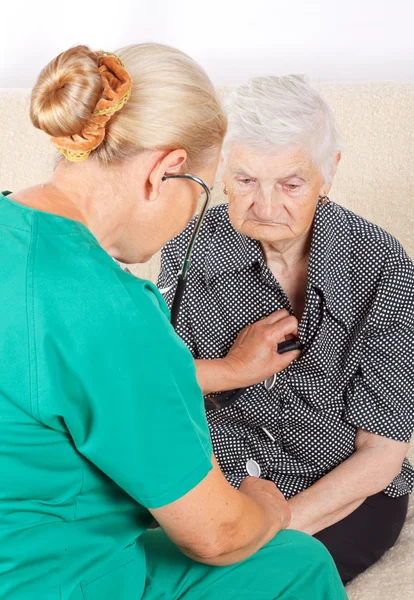 Cuidados de personas mayores — Foto de Stock