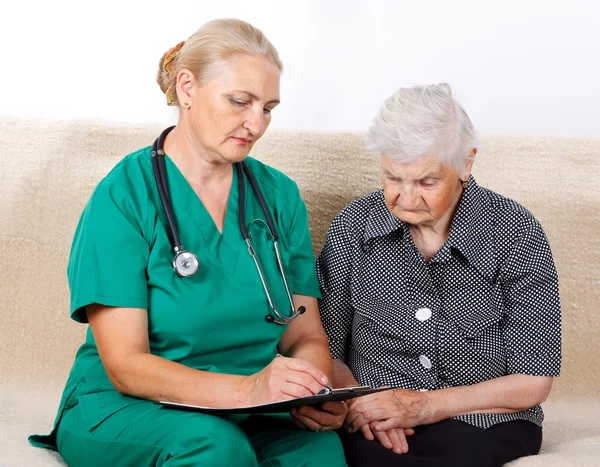 Asistencia sanitaria de personas de edad avanzada — Foto de Stock