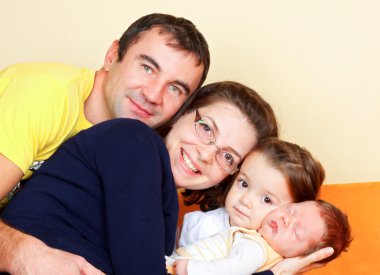 Mutlu genç aile