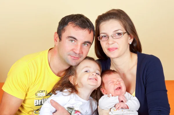 Mutlu genç aile