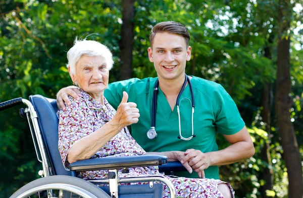 Assistenza sanitaria agli anziani — Foto Stock