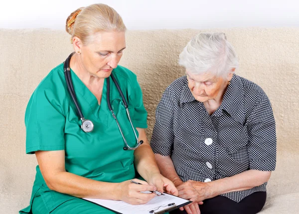 Asistencia sanitaria de personas de edad avanzada — Foto de Stock