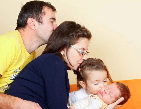 Familia joven feliz — Foto de Stock