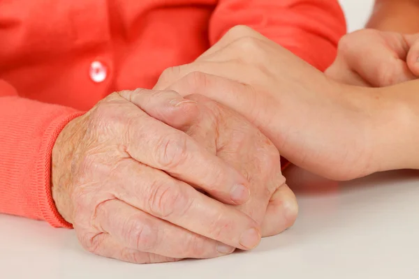 Mãos seniores enrugadas — Fotografia de Stock