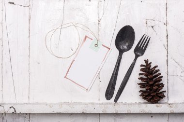 Beyaz raflar vintage tarzı.