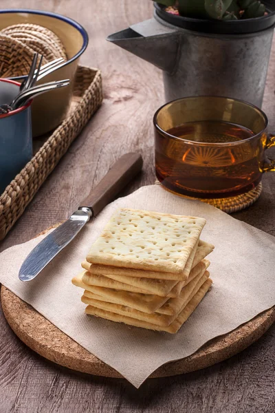 Tea time with crackers — Stock Photo, Image