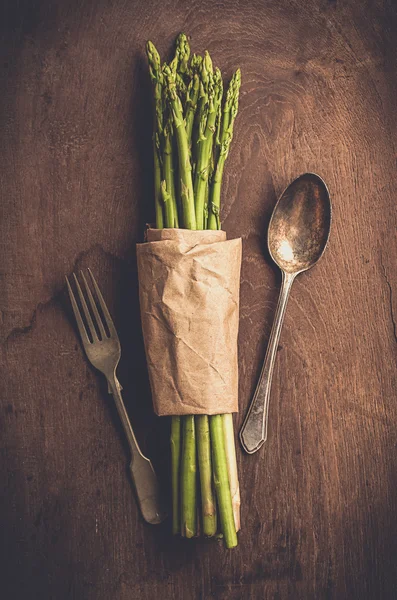 Asperges sur fond de bois Photo De Stock