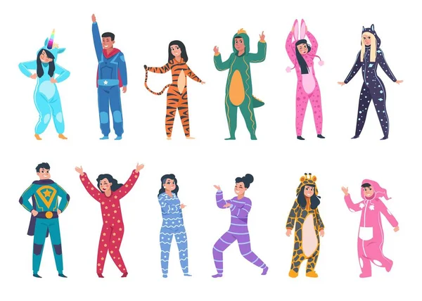 Mensen in pyjama 's. Cartoon mannen en vrouwen dragen gezellige kleren om te slapen. Geïsoleerde grappige pakken met dierlijke prints, superhelden en fictie personages kostuums. Vectoroveralls ingesteld — Stockvector