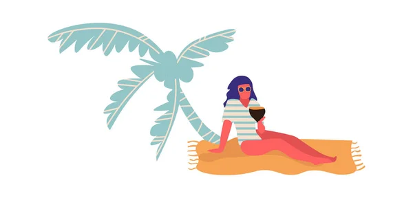 Люди на пляжі. Мультяшна жінка лежить на піску під пальмою. Жінки в купальниках і сонцезахисних окулярах тримають тропічний коктейль. Відпочинок на морі, відпочинок на відкритому повітрі. Векторна мінімалістична ілюстрація — стоковий вектор