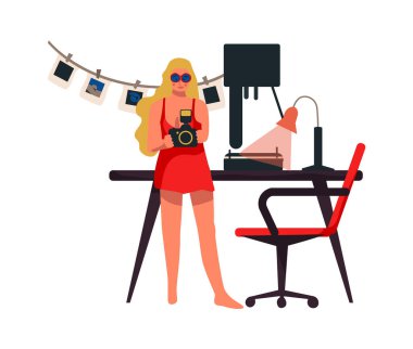 Kameralı kadın evde çalışıyor. Filmleri banyo eden fotoğrafçı. Genç kadın karakter fotoğraf çekiyor. Retro fotoğraf çekme yöntemi. Fotoğraf stüdyosunda çalışan sevimli bir kız.