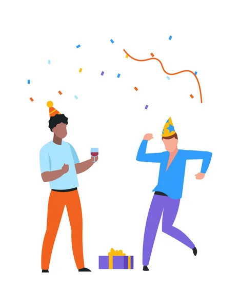 Gelukkige dansende mensen met grappige hoeden, confetti en drankjes. Mannen vieren hun verjaardag. Jonge personages met geschenkdozen en glazen wijn. Vector vrienden veel plezier op het feest — Stockvector