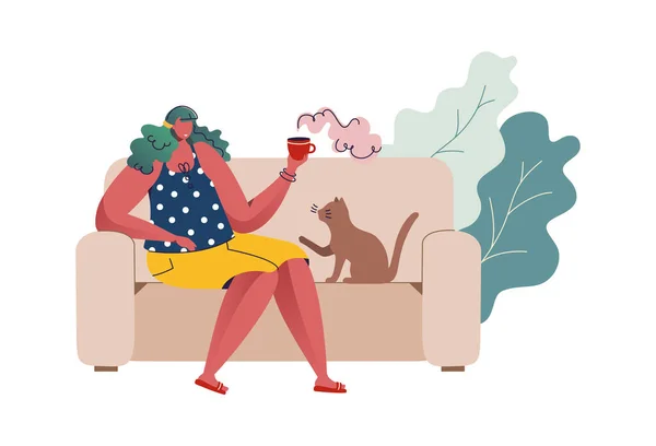 Kvinnan dricker kaffe. Tecknad flicka som håller tekopp. Ångan stiger från muggen. Honan sitter på soffan och leker med kattungen. Karaktären vilar hemma eller på caféet. Fritid för vektorer — Stock vektor