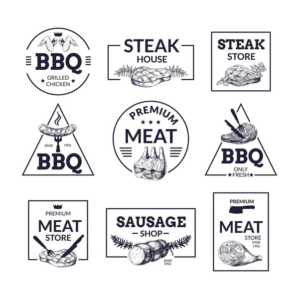 Fleisch-Logo. Handgezeichnete Steakhouse, Metzgerei und Markt Etiketten mit Würstchen oder Schweinescheiben Skizzen. Vereinzelte Premium-Grillrestaurant-Schilder. Komplettserie von Vektormarken schwarz-weiß — Stockvektor